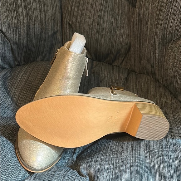 NWOB. Journee Collection Gold Ankle Booties with Western Flair - Picture 5 of 5